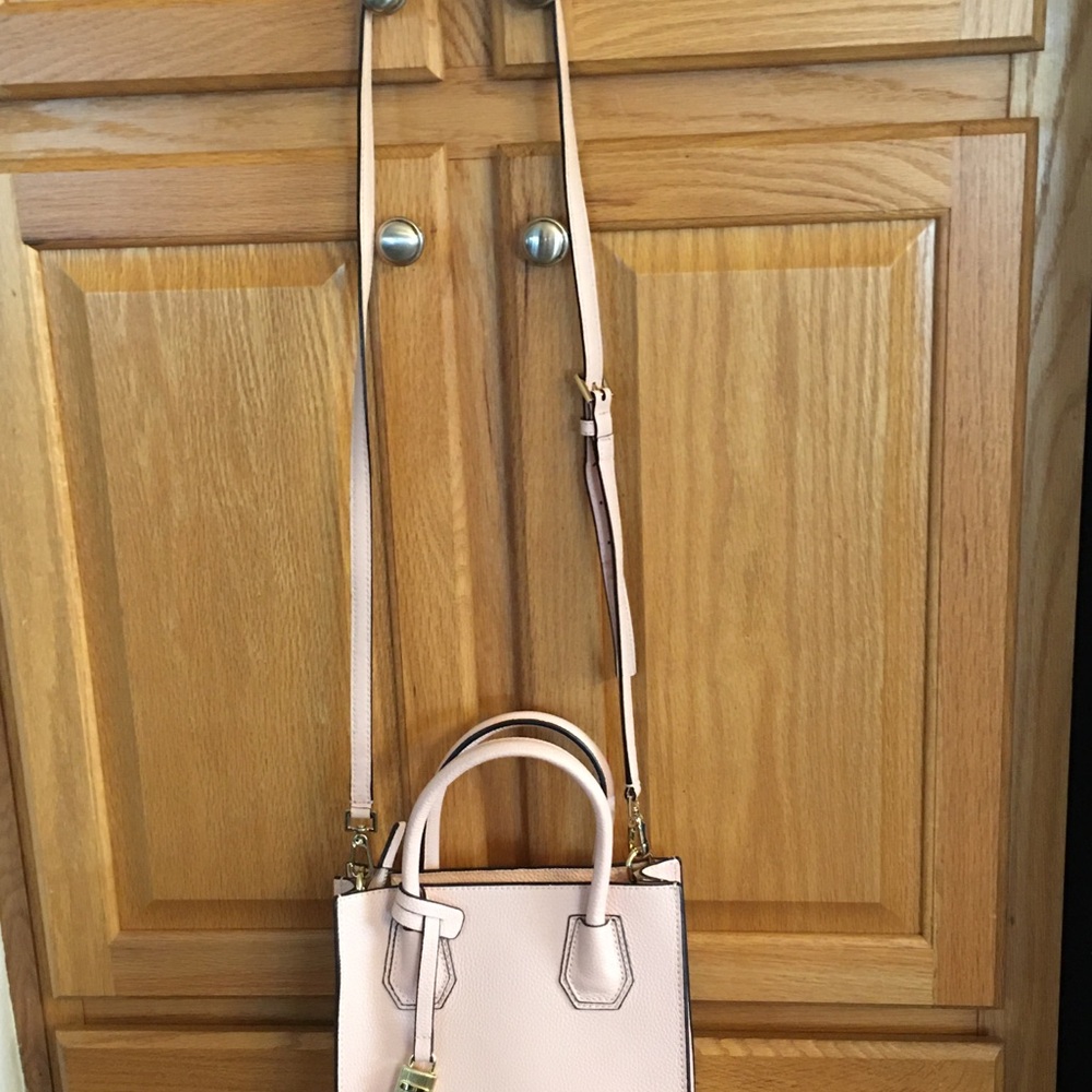 Elegant Pink Leather Handbag with Crossbody Strap - Picture 6 of 13